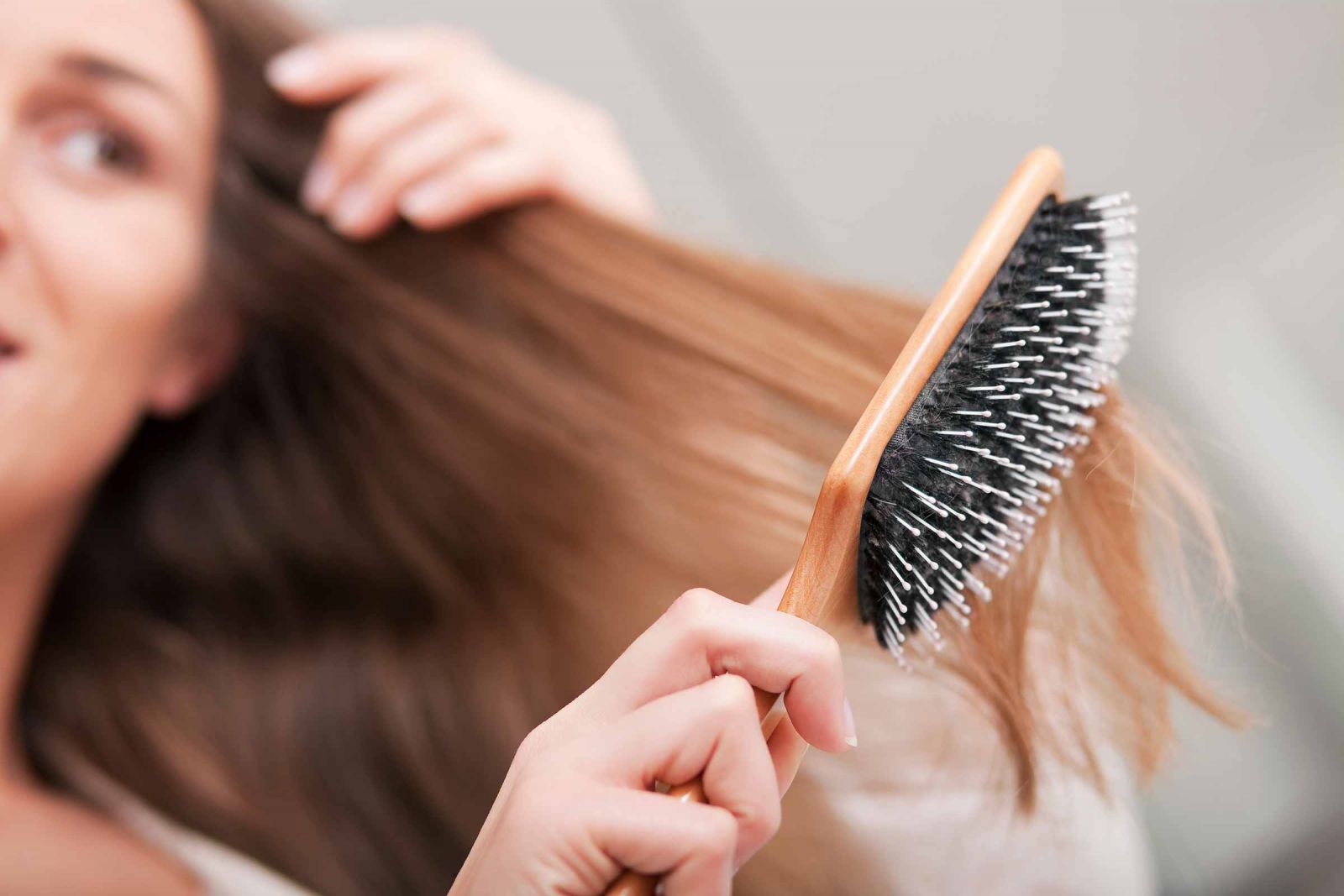 Tóc khó chải, mọc chậm, ngả vàng, chẻ ngọn cũng là dấu hiệu của tóc hư tổn